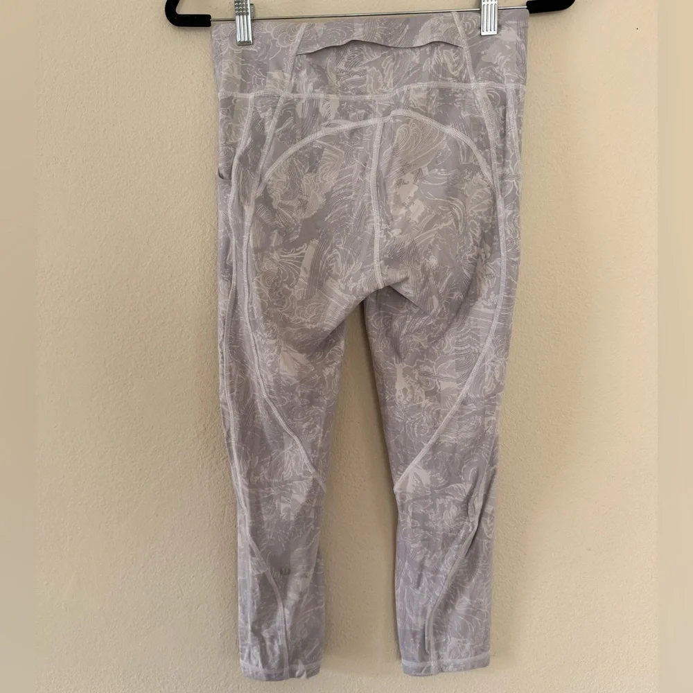 Lululemon White Patterned Fast and Free Crop Leggings - Picture 7 of 13